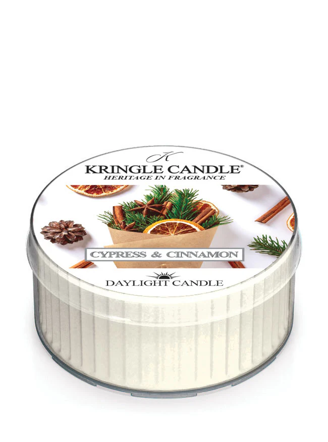 Kringle Candle – Daylight vonná svíčka Cypress & Cinnamon, 42 g